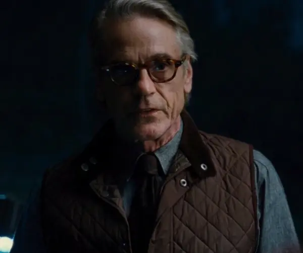 Jeremy Irons como Alfred Pennyworth. DC y Warner Bros.