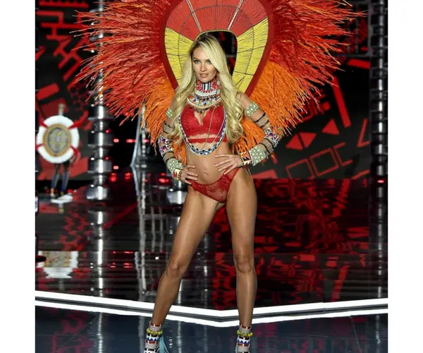 Victoria's Secret Fashion Show 2017. Elle (2)