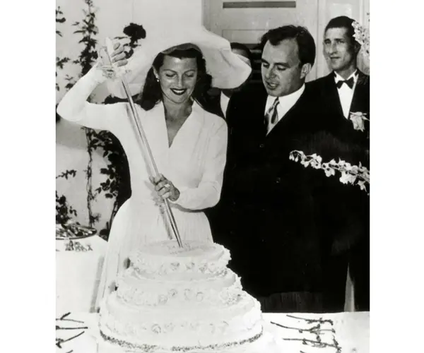 Rita Hayworth y el Pr&iacute;ncipe Al&iacute; Khan. Pinterest.