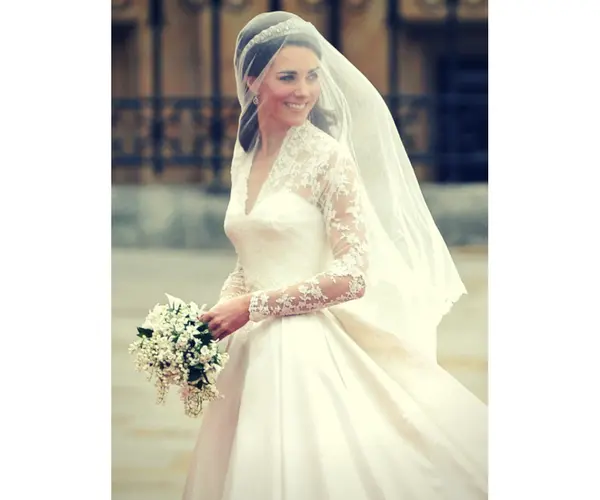 La duquesa Catalina de Cambridge se cas&oacute; este vestido valorado en 400.000 d&oacute;lares de la firma Alexander McQueen. Pinterest.
