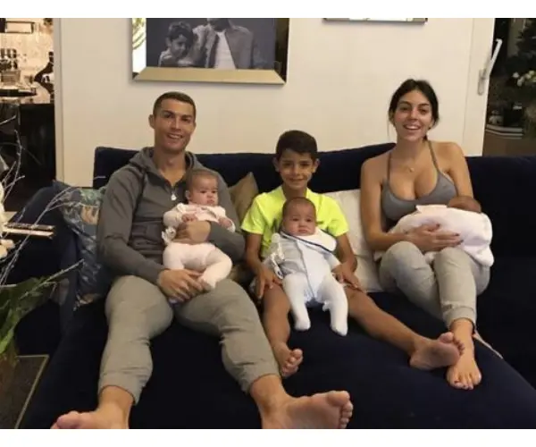 Cristiano Ronaldo; futbolista; y Georgina Rodr&iacute;guez, modelo, junto a sus hijos. Instagram. (2)