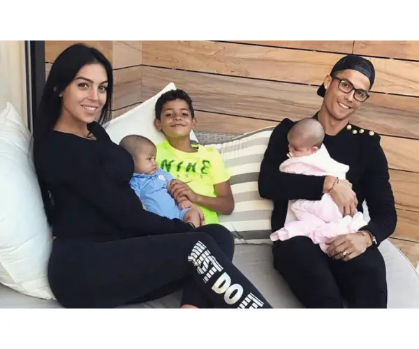 Cristiano Ronaldo; futbolista; y Georgina Rodr&iacute;guez, modelo, junto a sus hijos. Instagram.