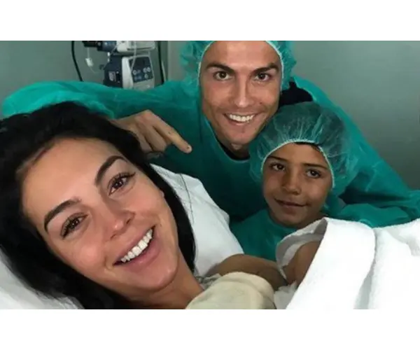 Cristiano Ronaldo; futbolista; y Georgina Rodr&iacute;guez, modelo. Instagram. (3)