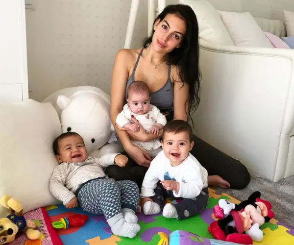 Georgina Rodr&iacute;guez, modelo, junto a sus hijos. Instagram.