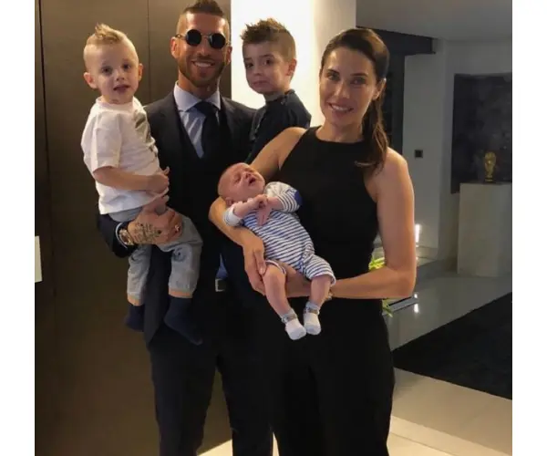 Pilar Rubio, periodista, junto a Sergio Ramos, futbolista, y sus hijos. Instagram.