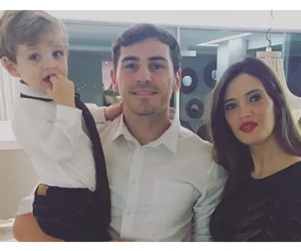 Sara Carbonero, periodista, junto a Iker Casillas, portero, junto a uno de sus hijos. Instagram.