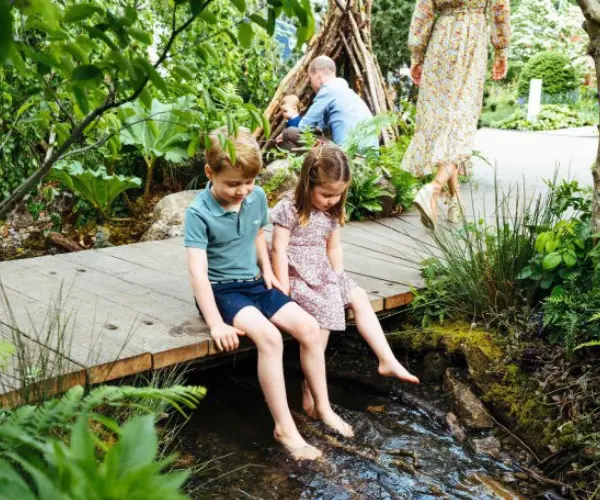 Kate Middleton y el pr&iacute;ncipe Guillermo junto a sus hijos, el pr&iacute;ncipe George, la princesa Charlotte y el pr&iacute;ncipe Louis. Instagram (1)
