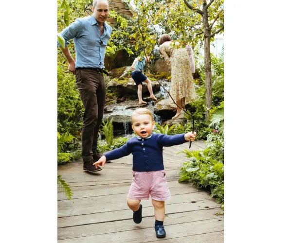 Kate Middleton y el pr&iacute;ncipe Guillermo junto a sus hijos, el pr&iacute;ncipe George, la princesa Charlotte y el pr&iacute;ncipe Louis. Instagram (6)