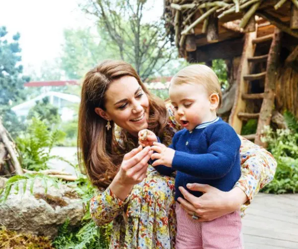 Kate Middleton y el pr&iacute;ncipe Guillermo junto a sus hijos, el pr&iacute;ncipe George, la princesa Charlotte y el pr&iacute;ncipe Louis. Instagram (9)