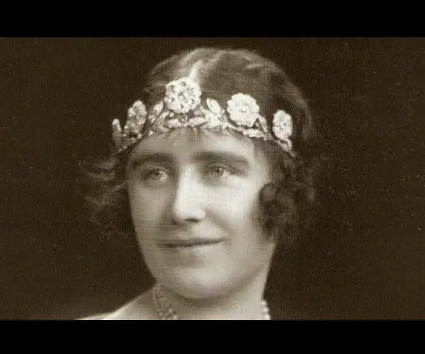 Tiara Strathmore. Llevada &uacute;nicamente por la  reina madre Isabel el d&iacute;a de su boda. Fue un regalo de su padre, el conde Strathmore. RR SS.
