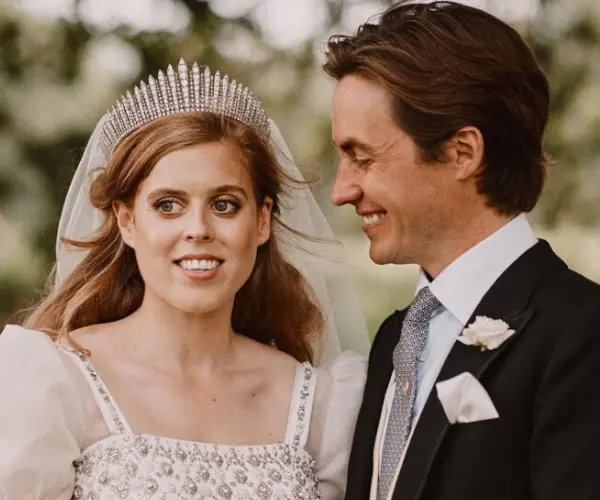 La princesa Beatriz lleva el d&iacute;a de su boda la tiara Russian Fringe, creada a partir de un collar de la reina Victoria por orden de la reina Mar&iacute;a. RR SS.