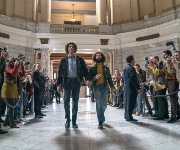 Sacha Baron Cohen y Jeremy Strong por El juicio de los 7 de Chicago. Productora.