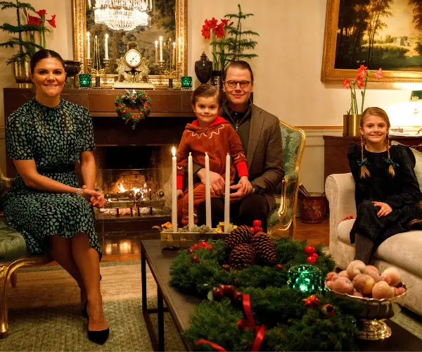 Princesa Victoria junto a su esposo el pr&iacute;ncipe Daniel y los hijos de ambos, los pr&iacute;ncipes Stella y Oscar de Suecia. Casa Real.