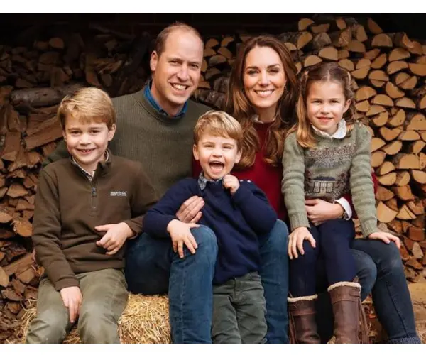Pr&iacute;ncipe Guillermo junto a su esposa Catalina de Cambridge y los hijos de ambos, los pr&iacute;ncipes George, Charlotte y Louis. Casa Real.
