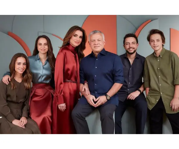 Rey Abdal&aacute; II junto a su esposa Rania de Jordania y los hijos de ambos; los pr&iacute;ncipes Hussein bin Al Abdal&aacute;, Iman, Hashem y Salma. Casa Real.
