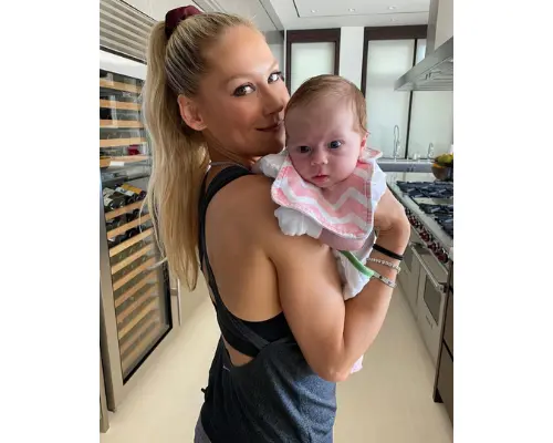 Mary, hija de Ana Kournikova y Enrique Inglesias. RR SS