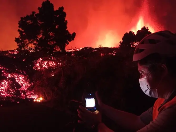 Las primeras mediciones realizadas en el campo registran temperaturas de lava de 1075 &deg; C. / TW @involcan