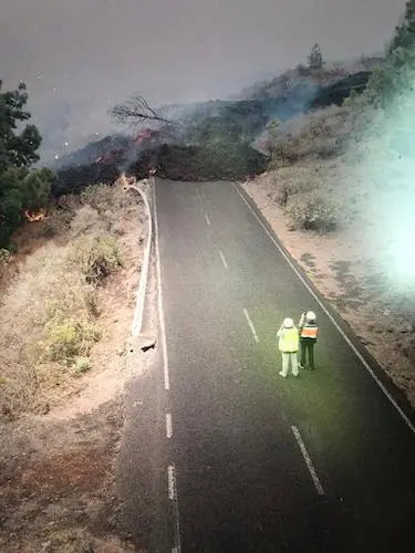 Lava del volcán cruzando una carretera. / TW @NievesSanchezJi