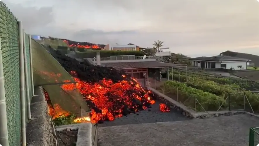 Lava del volcán Cumbre Vieja entrando en una propiedad. 