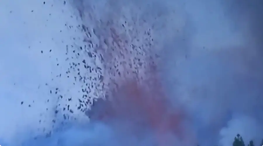 Momento de la explosión del volcán Cumbre Vieja en La Palma.