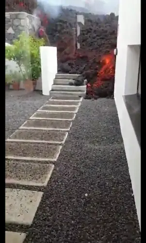 Lava del volcán Cumbre Vieja entrando en una casa de La Palma.