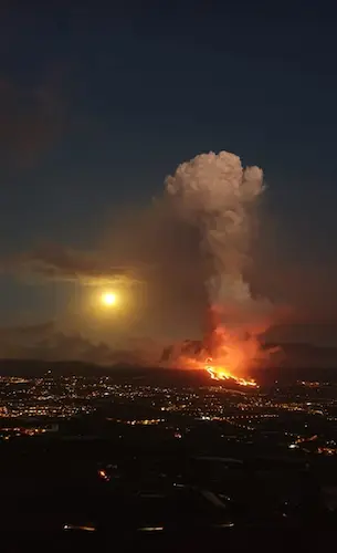 Vista nocturna del 19 de septiembre 2021 del volcán Cumbre Viejea en La Palma. / TW @kevinrodex
