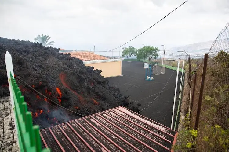 La lava del volcán Cumbre Vieja arrasa con un colegio. / TW