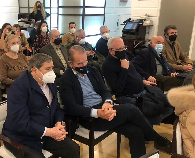 Augusto César Lendoiro, Emilio Rey Berguer, Luis Pousa y Juan Díaz Villoslada, entre el público de la presentación del libro Cómo salir de esta (II). / Xurxo Lobato