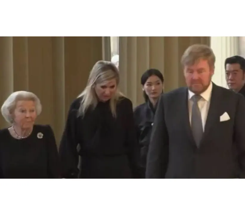 Guillermo Alejandro y M&aacute;xima, Reyes de Holanda, junto a la princesa Beatriz; y detr&aacute;s de ellos pueden verse a Jigme Khesar Namgyel y Jetsun Pema Wangchuck, Reyes de But&aacute;n. / RR SS.