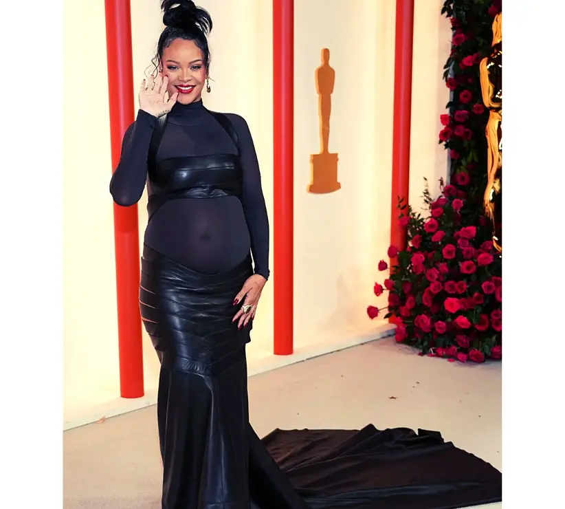 Rihanna, cantante y actriz, con vestido Ala&iuml;a. RR SS.