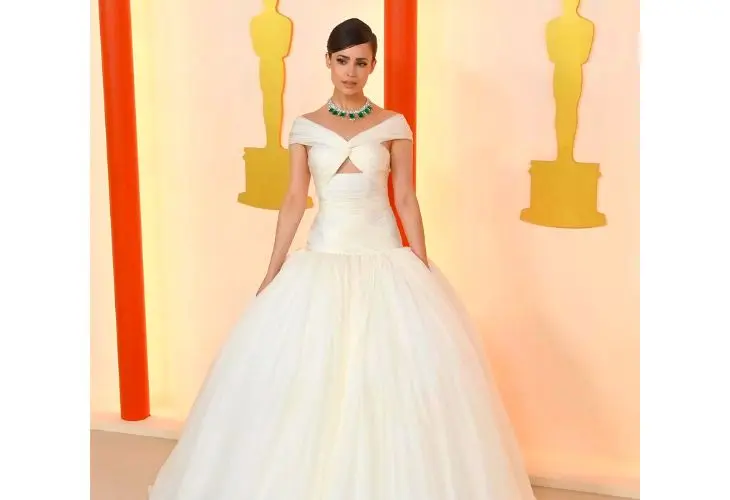 Sofia Carson, actriz, vestido de Giambattista Valli. RR SS.