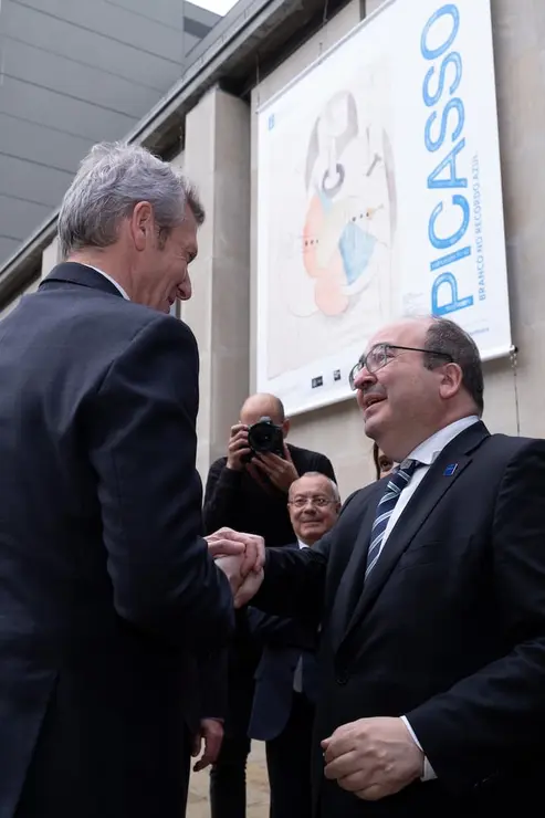 Miguel Iceta, Ministro de Cultura y Deporte, y Alfonso Rueda,  Presidente de la Xunta de Galicia, se saludan con motivo de la exposici&oacute;n de Pablo Picasso en el Museo de Belas Artes da Coru&ntilde;a. / Iv&aacute;n Castillo