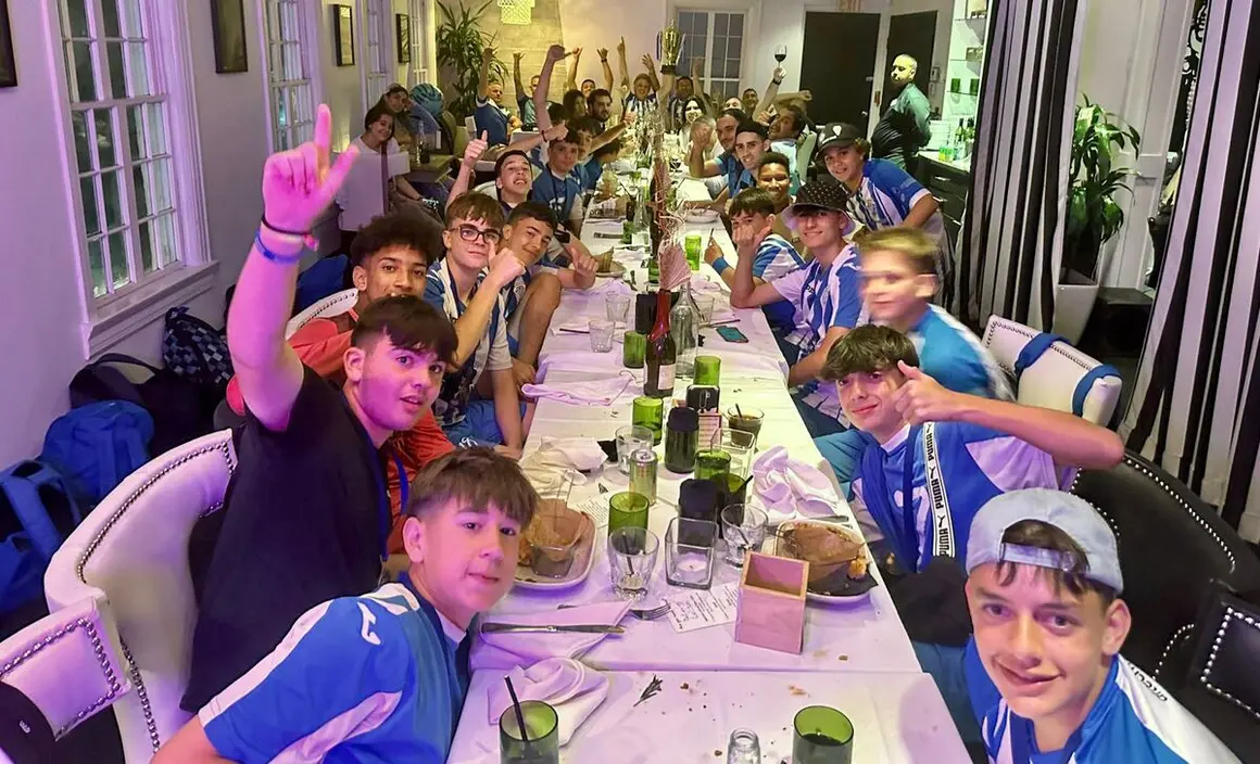 Escolares de Almeiras (A Coru&ntilde;a), en Miami (Florida, EE UU). / Mundiario