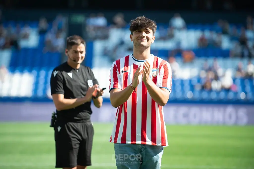 Homenaje al fallecido Arsenio Iglesias en el estadio Abanca Riazor con su nieto como protagonista. / RCD