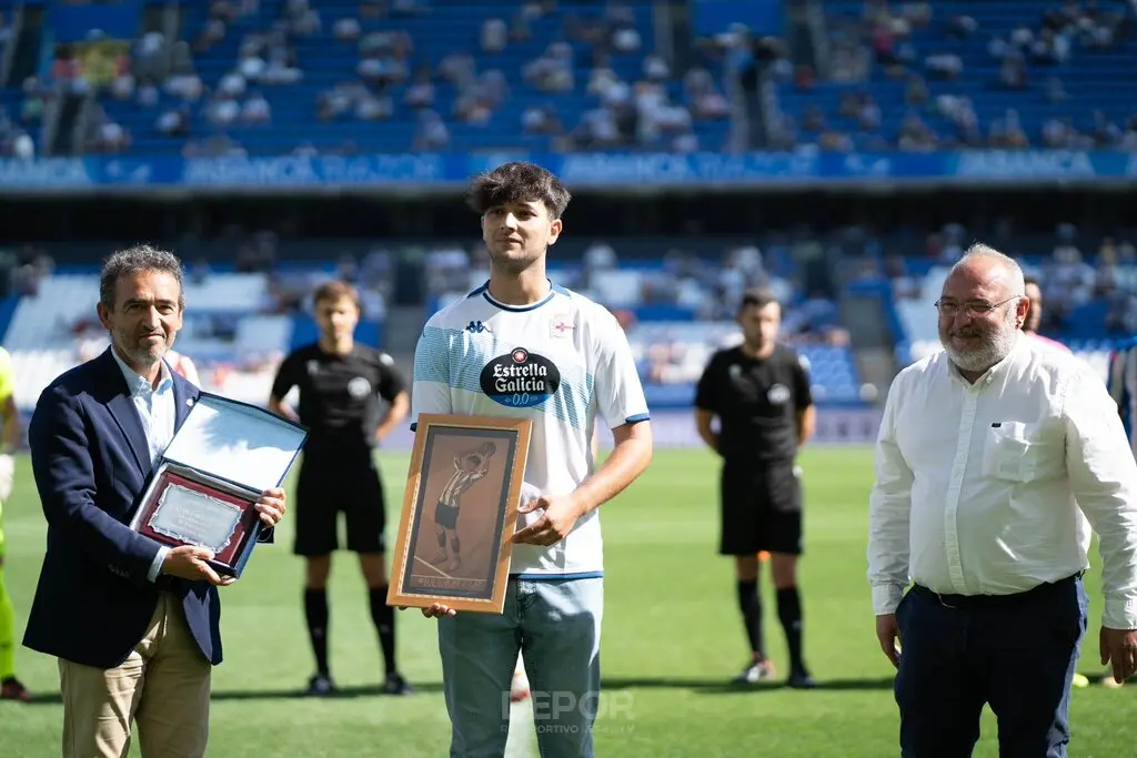 Homenaje al fallecido Arsenio Iglesias en el estadio Abanca Riazor con su nieto como protagonista. / RCD