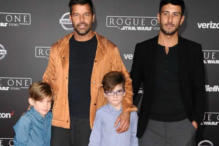 Ricky Martin posando con sus hijos y prometido. / Filmmagic
