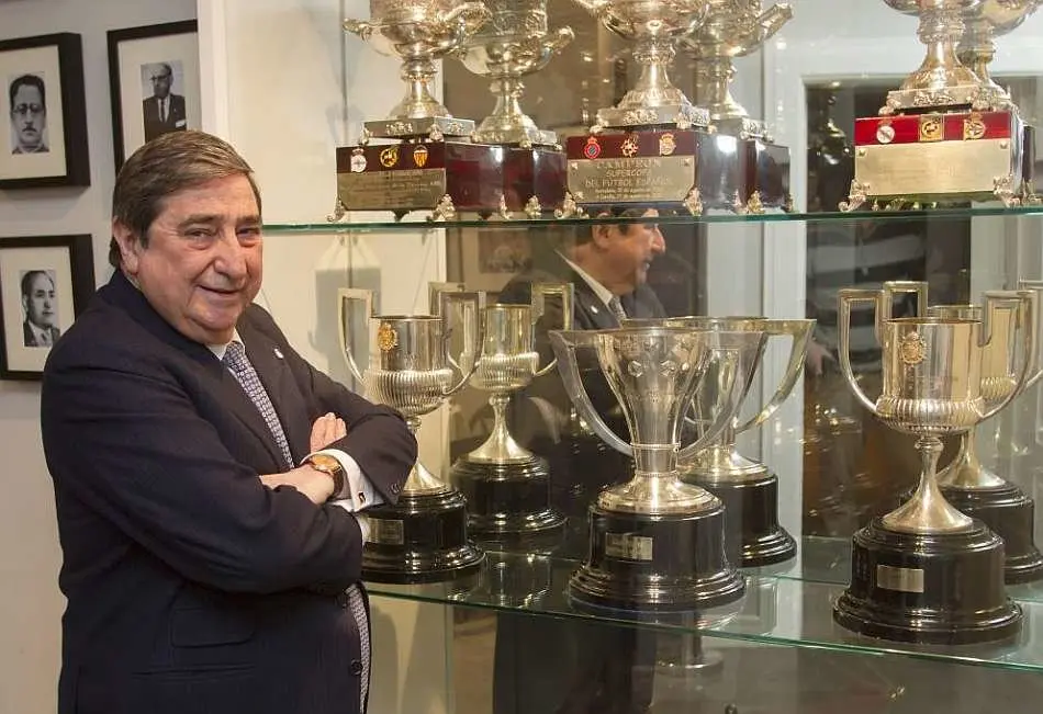 Augusto César Lendoiro posando con los t&iacute;tulos del Deportivo. / Foto: marca.com