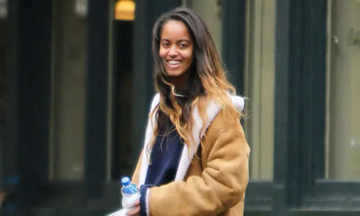 Malia Obama camino a su trabajo en New York. / Radar Online