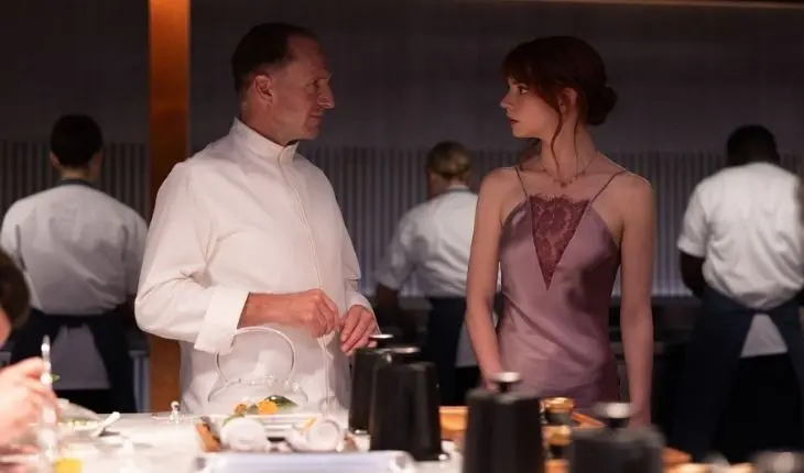 Anya Taylor-Joy y Ralph Fiennes en la pel&iacute;cula The Menu. / RRSS.