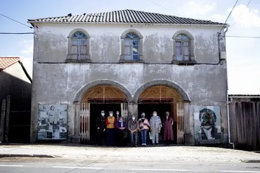 Arte en 2021 en la fachada del antiguo cine de Bri&oacute;n (A Coru&ntilde;a), que data de 1949. / Mundiario