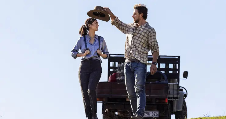 Victoria Justice y Adam Lemons en Un Maridaje Perfecto / Netflix