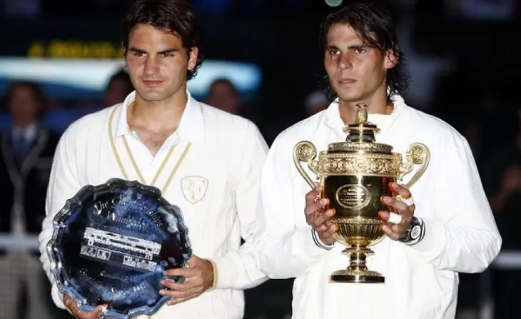 Roger Federer y Rafael Nadal en la final de Wimbledon 2008. / RR SS