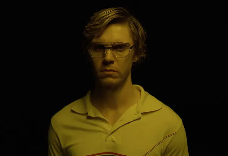 Evan Peters como Jeffrey Dahmer en la serie DAHMER - Monstruo La historia de Jeffrey Dahmer. Netflix