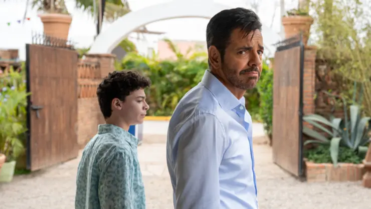 Eugenio Derbez y Raphael Alejandro en el cap&iacute;tulo 4 de Acapulco. / Apple TV