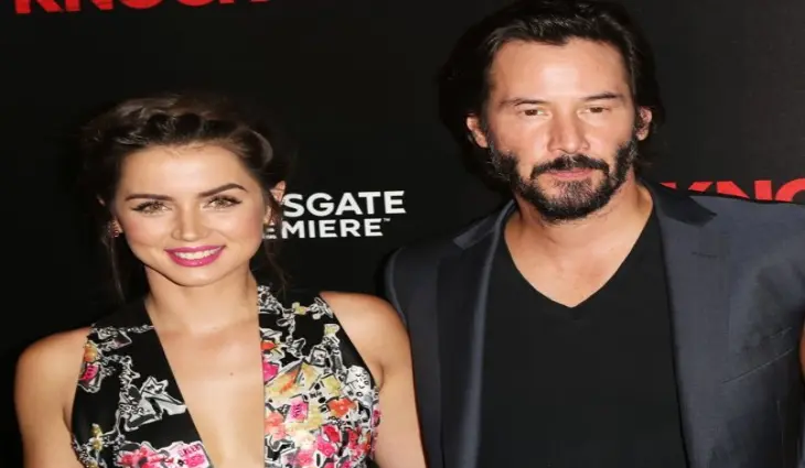 Ana de Armas y Keanu Reeves en premiere de knock knock (2015). / IMDb