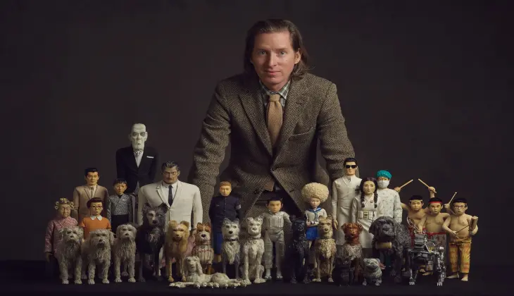 Wes Anderson con maquetas de Isle Of Dogs. / IMDb