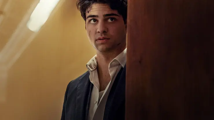 Noah Centineo revel&oacute; que no tom&oacute; clases de combate pues su personaje no es propiamente un esp&iacute;a. / Netflix