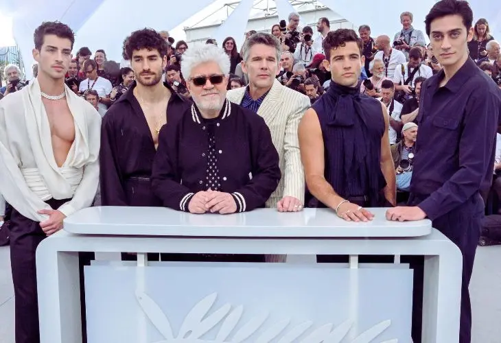 Pedro Almod&oacute;var junto a Ethan Hawke, George Steane, Jason Fern&aacute;ndez, Jos&eacute; Condessa y Manu R&iacute;os. / RR SS.