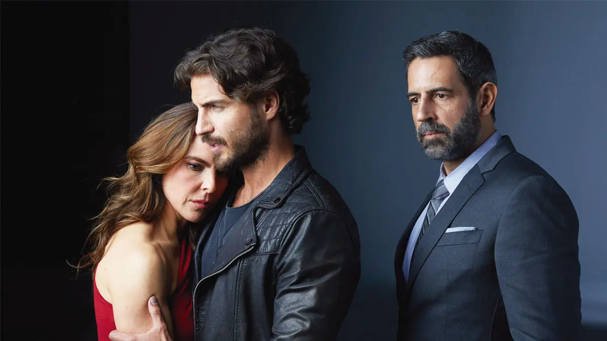 Kate del Castillo y Maxi Iglesias en Volver a caer./ Movistar Plus