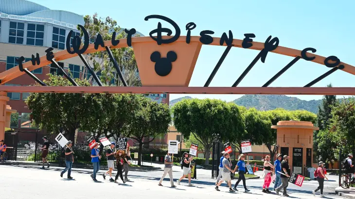 Miembros del piquete de WGA en Disney Studios el 13 de julio de 2023 en LA,California / RRSS